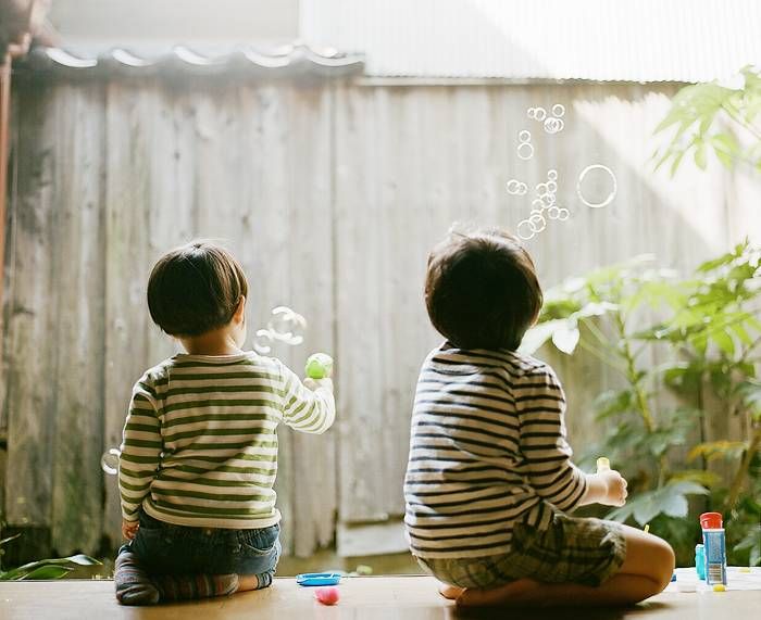 仲良く遊ぶ男の子2人の後ろ姿